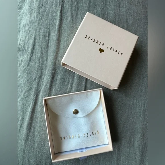 “I DO” earrings -Untamed Petals - Picture 2 of 2